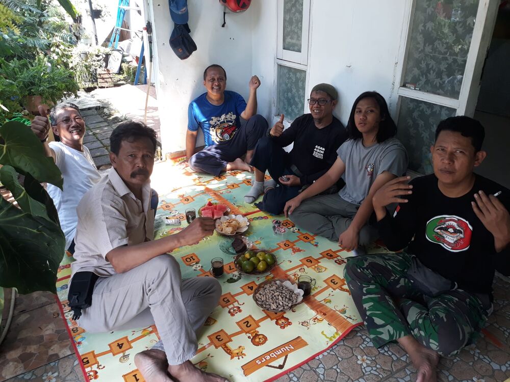 Thats Mr. Osa in blue shirt and his portugis friends
