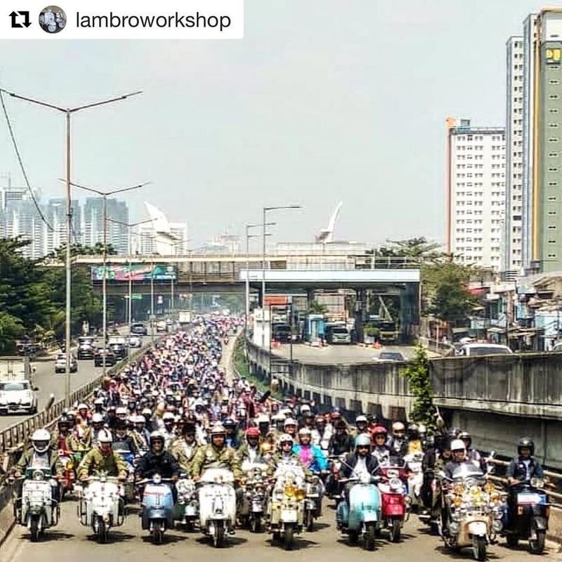 if u have good eyes u may spot me in right and 6 row back, my smallie isnt that shinny to be welcome in front row, even though i muscle up my way to the front they keep slammed me with their shiny chrome body protector, i understand their way of thinking 