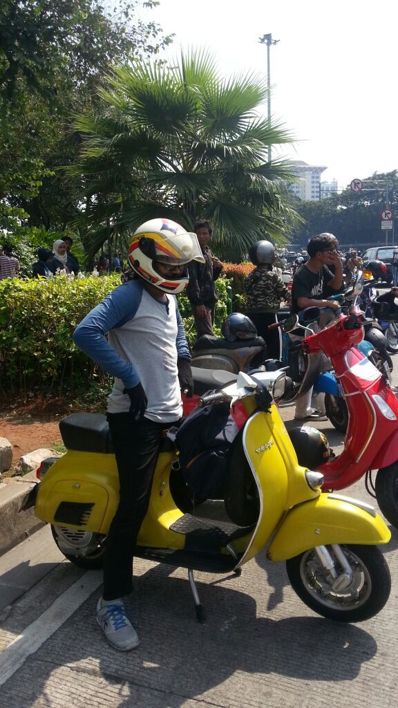old helmet: check, glove: check, shoes : check, long shirt : check, long pants : check.. and thats all the gear i need to ride ;)