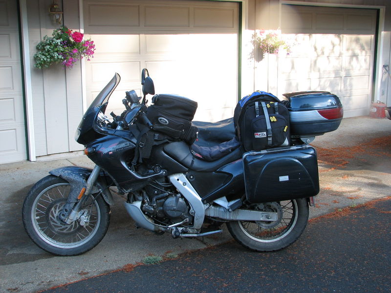 Aprilia/Sputnik - Alaska 2008 - Medium size MotoFizz tail bag works on the hack, plenty of room to haul junk.