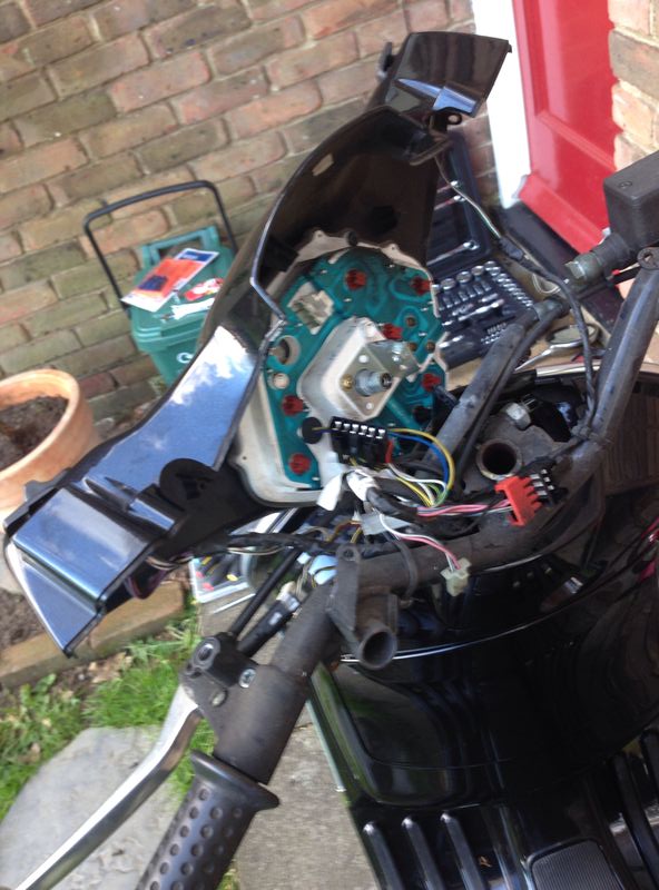 Modern Vespa ET4, replacing clock battery?