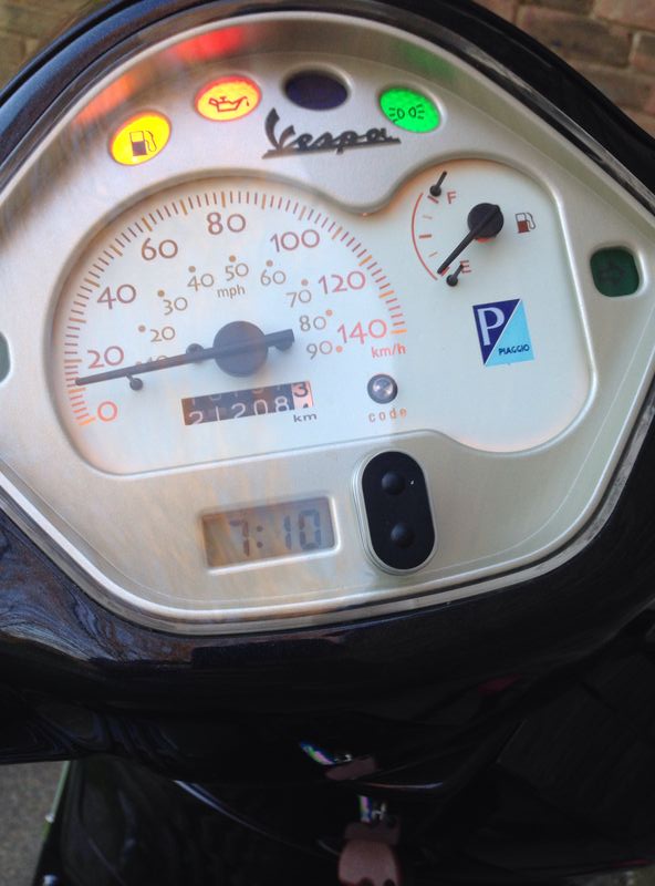 Modern Vespa ET4, replacing clock battery?