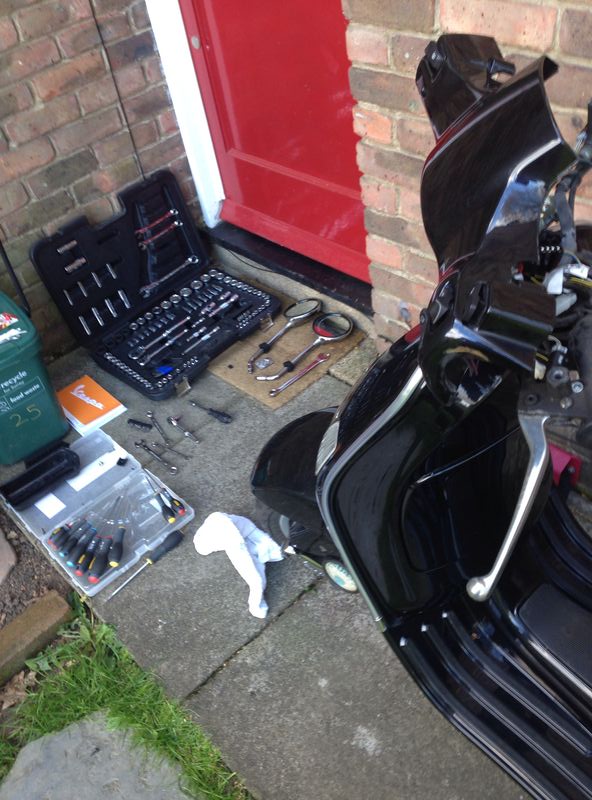 Modern Vespa ET4, replacing clock battery?