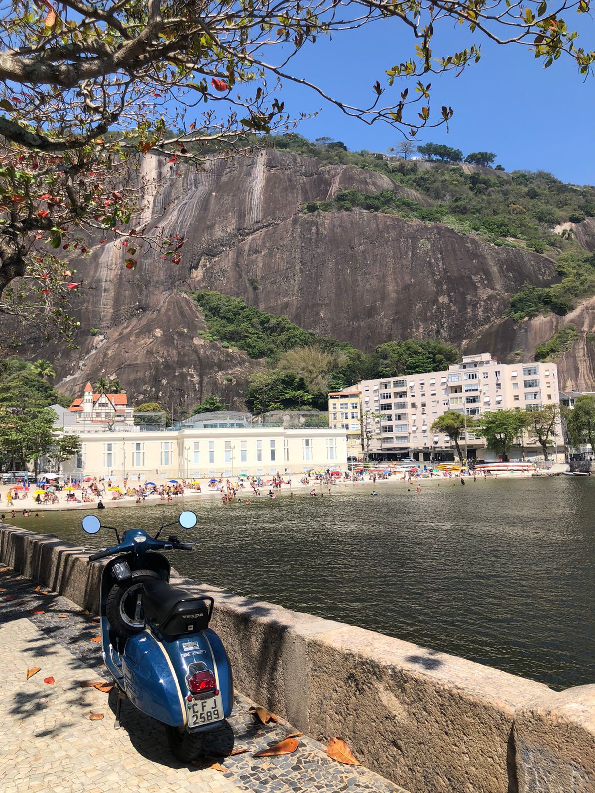Urca neighbourhood and the old Casino (turned TV station and then design school afterwards) at the Urca beach.