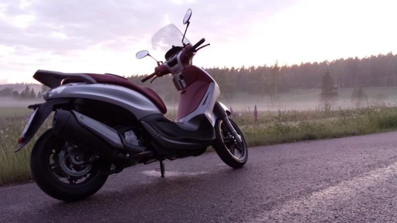 If no pictures then it didn't happen. So here it comes (and no, the pool under the scooter is not petrol, just water after the rain  :) )