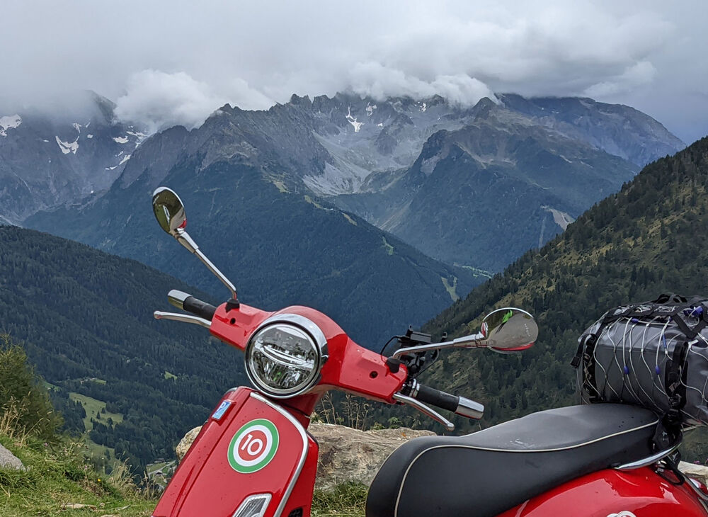 The one I rented in Italy had a handlebar mount at the end of the grip