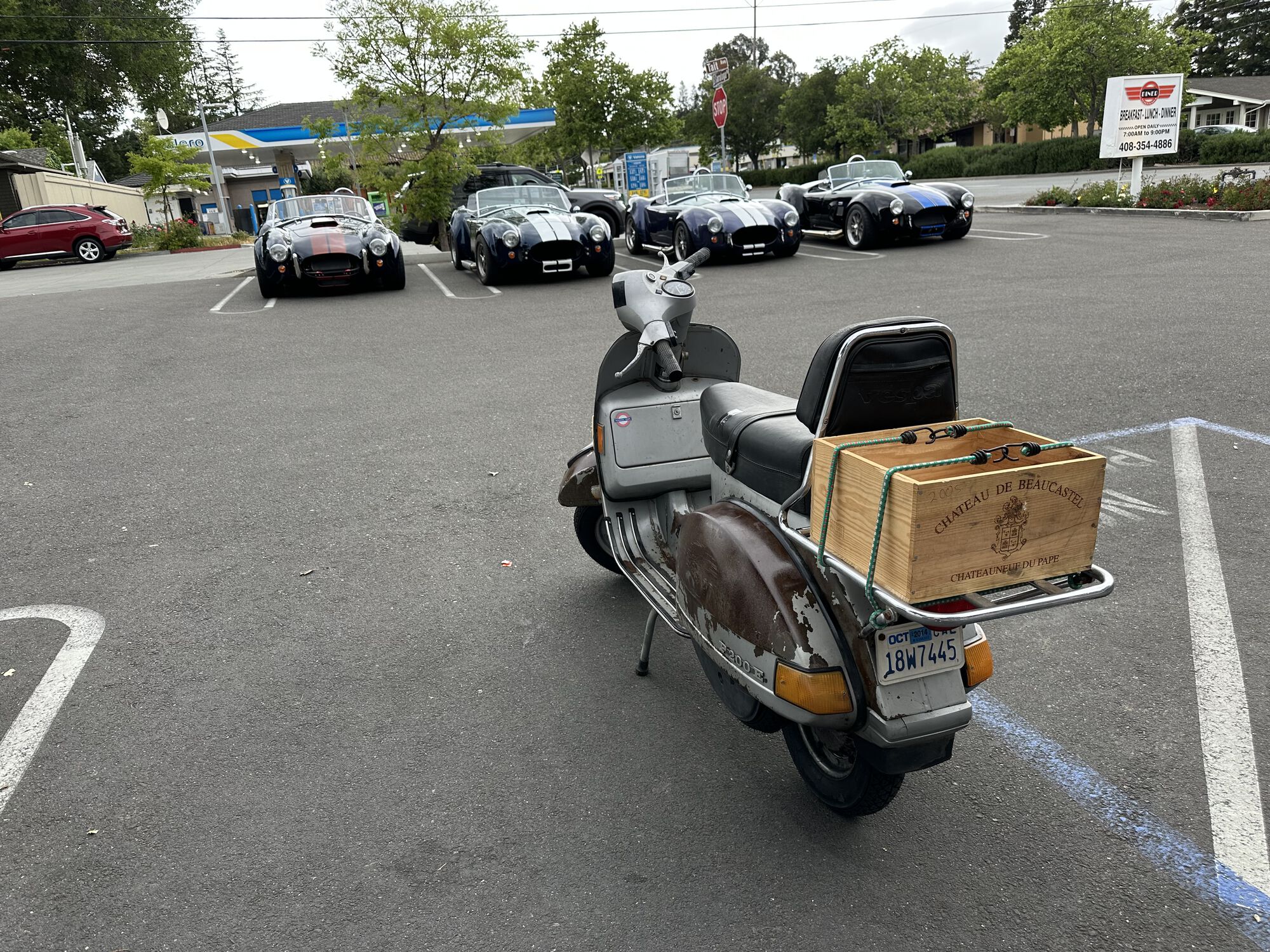 Roland the Ratty P200E facing off against some serious automotive hardware at the diner!