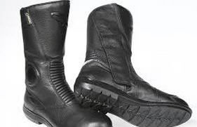 Modern Vespa : Riding boots for cool 