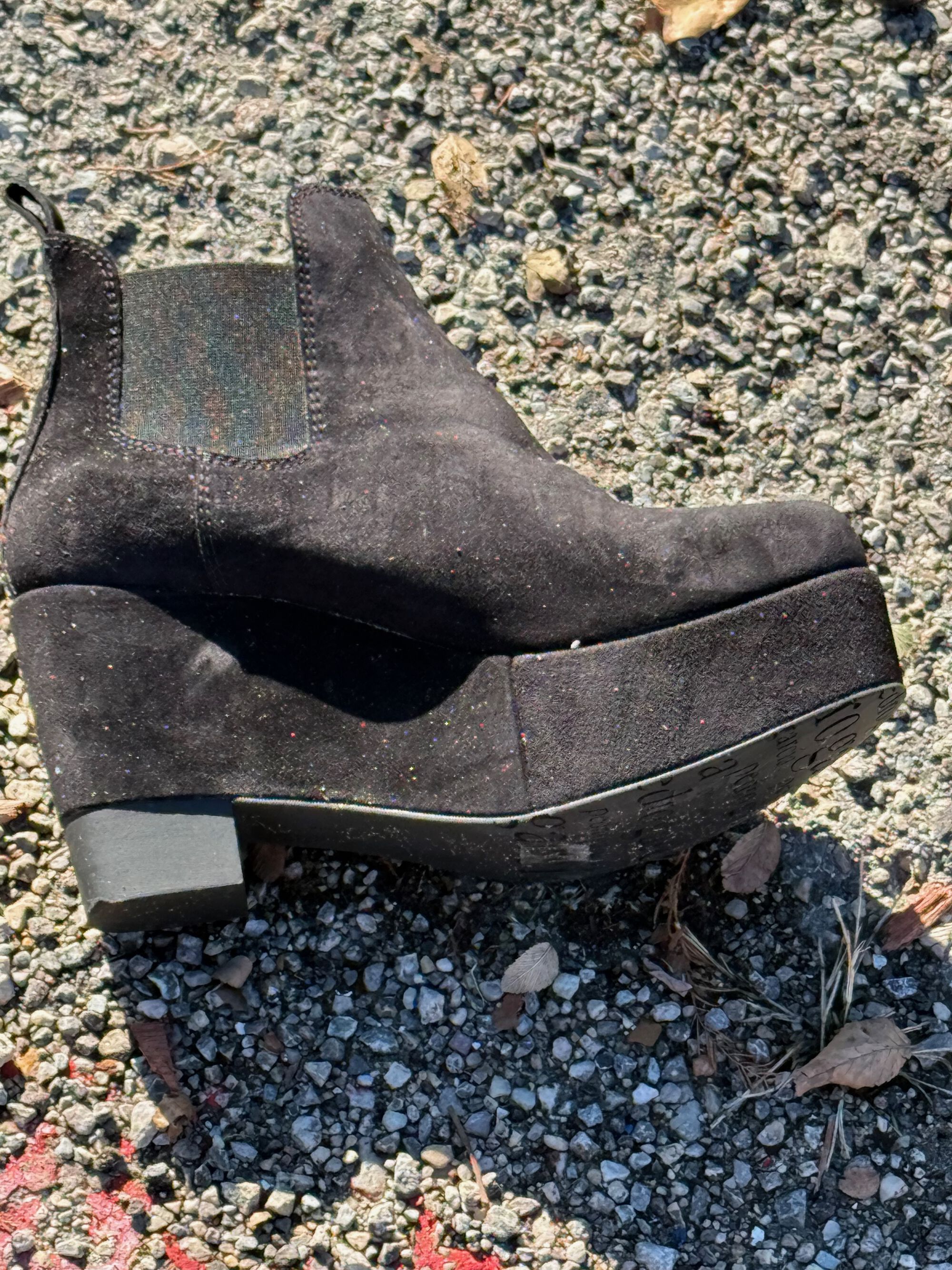 20 Nov 2024: Also the shoe is still there as of yesterday.