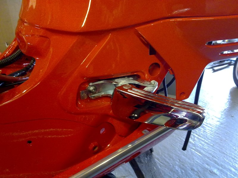 I could not resist fitting the new footpegs any longer. They had to be replaced as the originals were heavily corroded as a result of driving around in Scottish weather for 4 years & it was cheaper to buy new ones than to re-chrome.