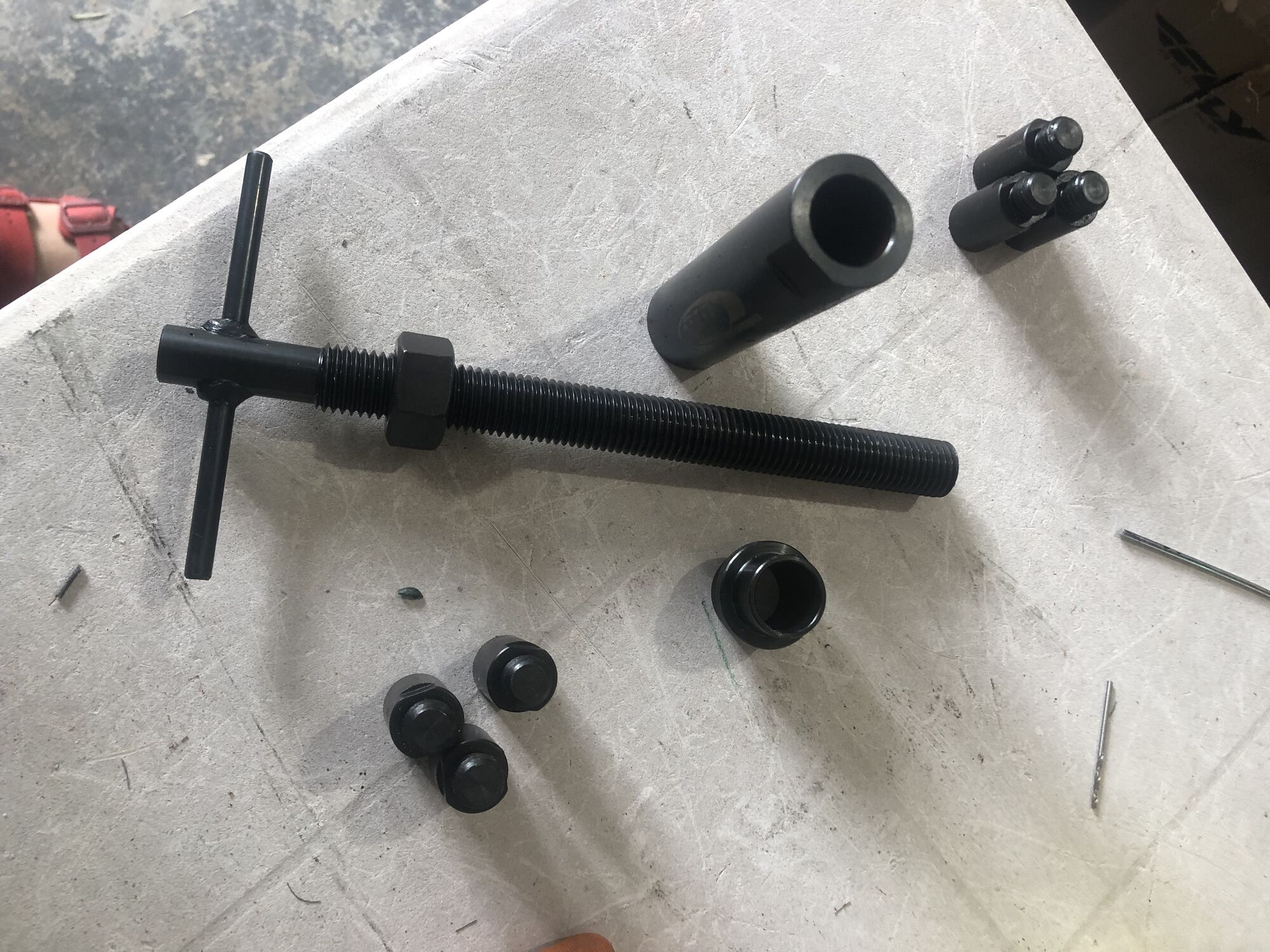 how to use the crank shaft puller correctly? i have six attachment, one fits the crank, i assume, the outer one are for different craft shafts  ,