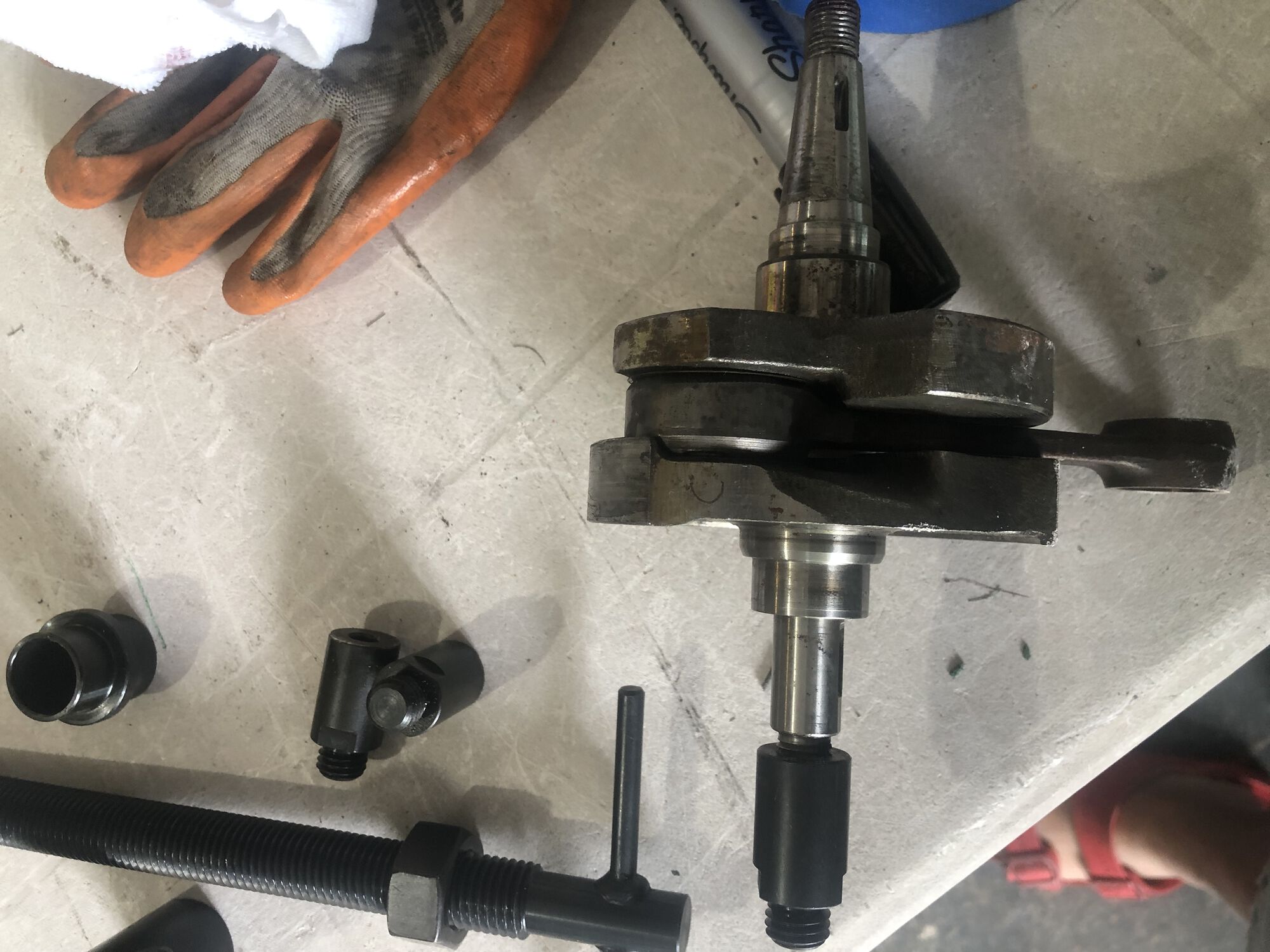 not the pieces fits on the other side of the crank shaft, i could press the bearing race with the puller, like i  read here