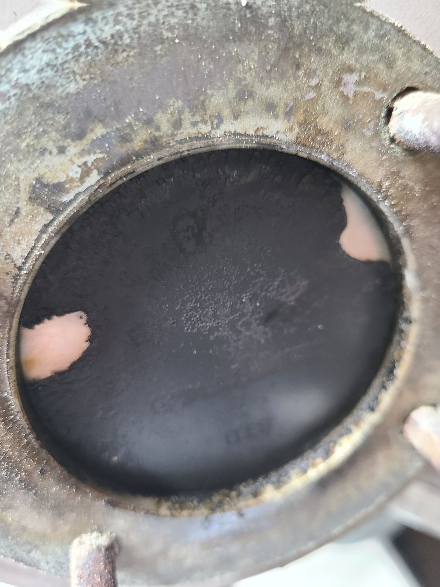 Grimy piston crown