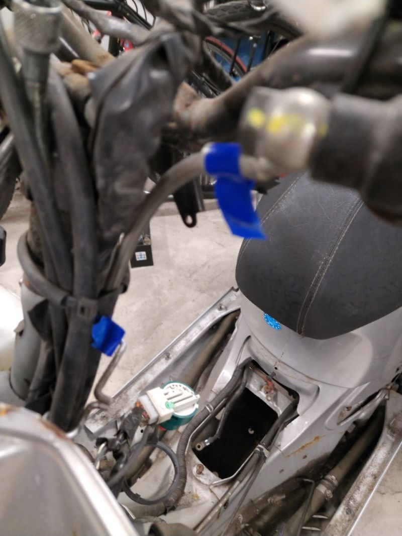 I marked the links and wires with colored tape