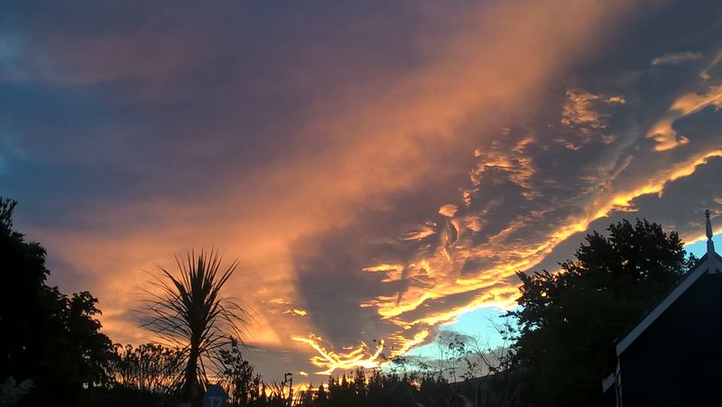 Crazy sunset at the campground. Matt is watching "An officer and a gentleman" for his 100th time in the games room.  I go up the road to the pub.