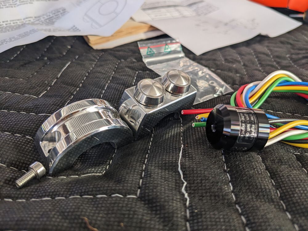 The switch & relay from Motogadget