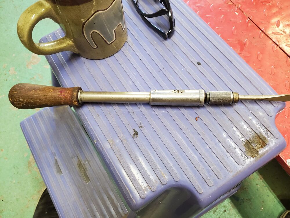 Ratchet closed - notice the lever that will make it ratchet to the left, right, or lock in the middle.