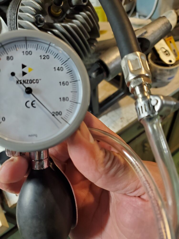 New pressure test setup - directly into the spark plug hole and a big rubber stopper in the exhaust flange. Rubber under the carb box.