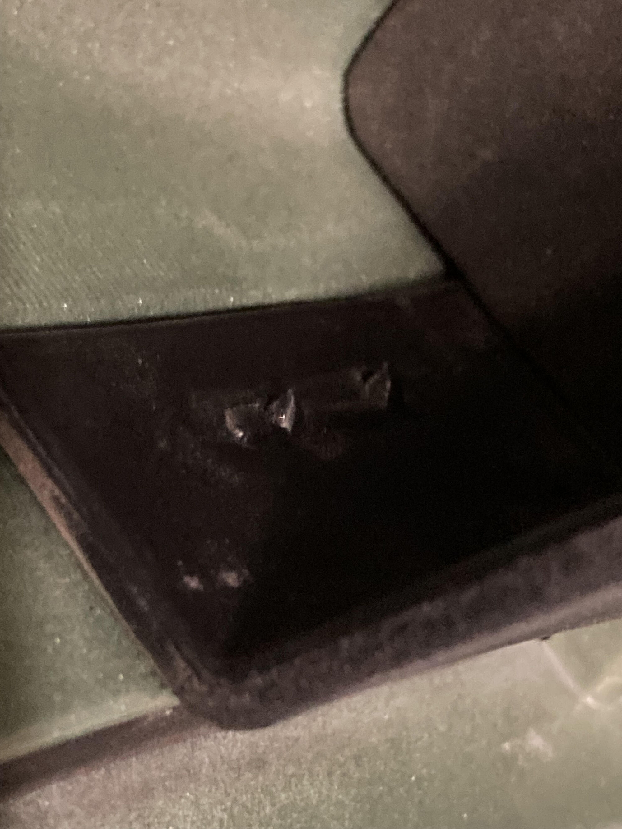 sides of glove box with "prongs"