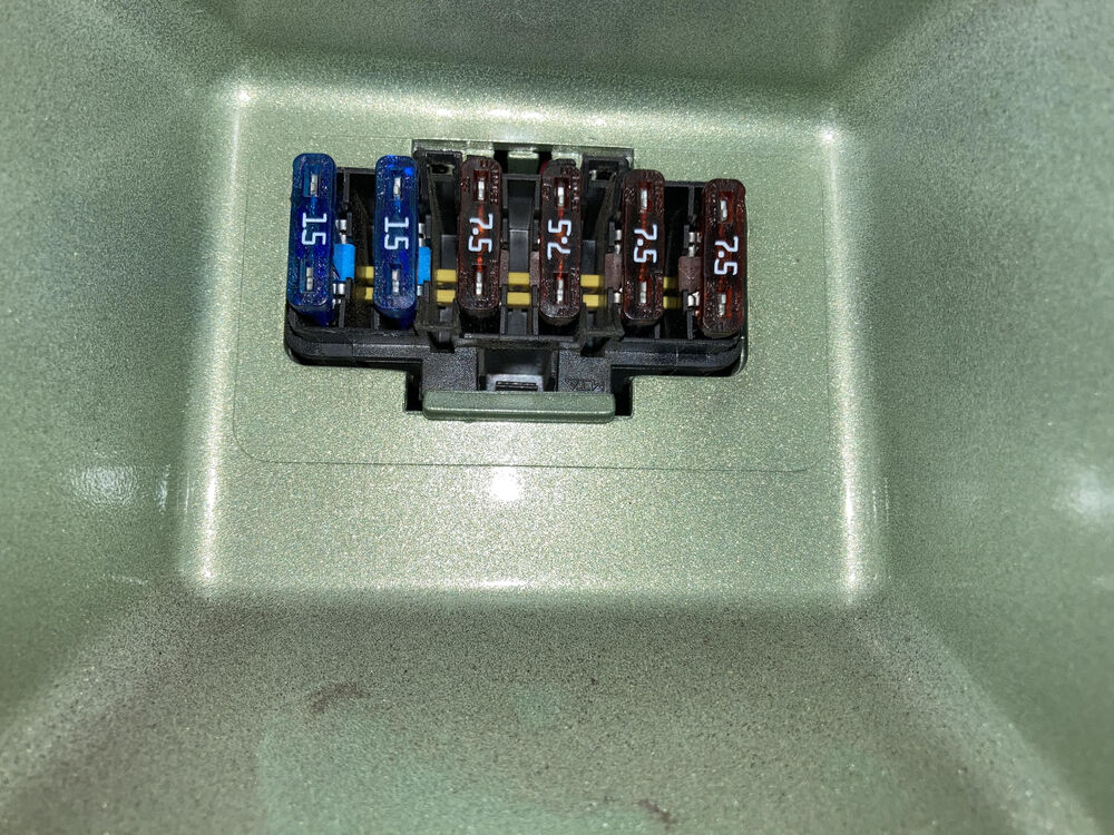 Modern Vespa : headlight not working and much confusion