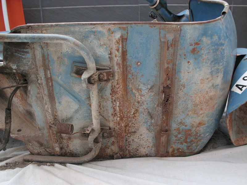 Modern Vespa : Rusty floor cross members