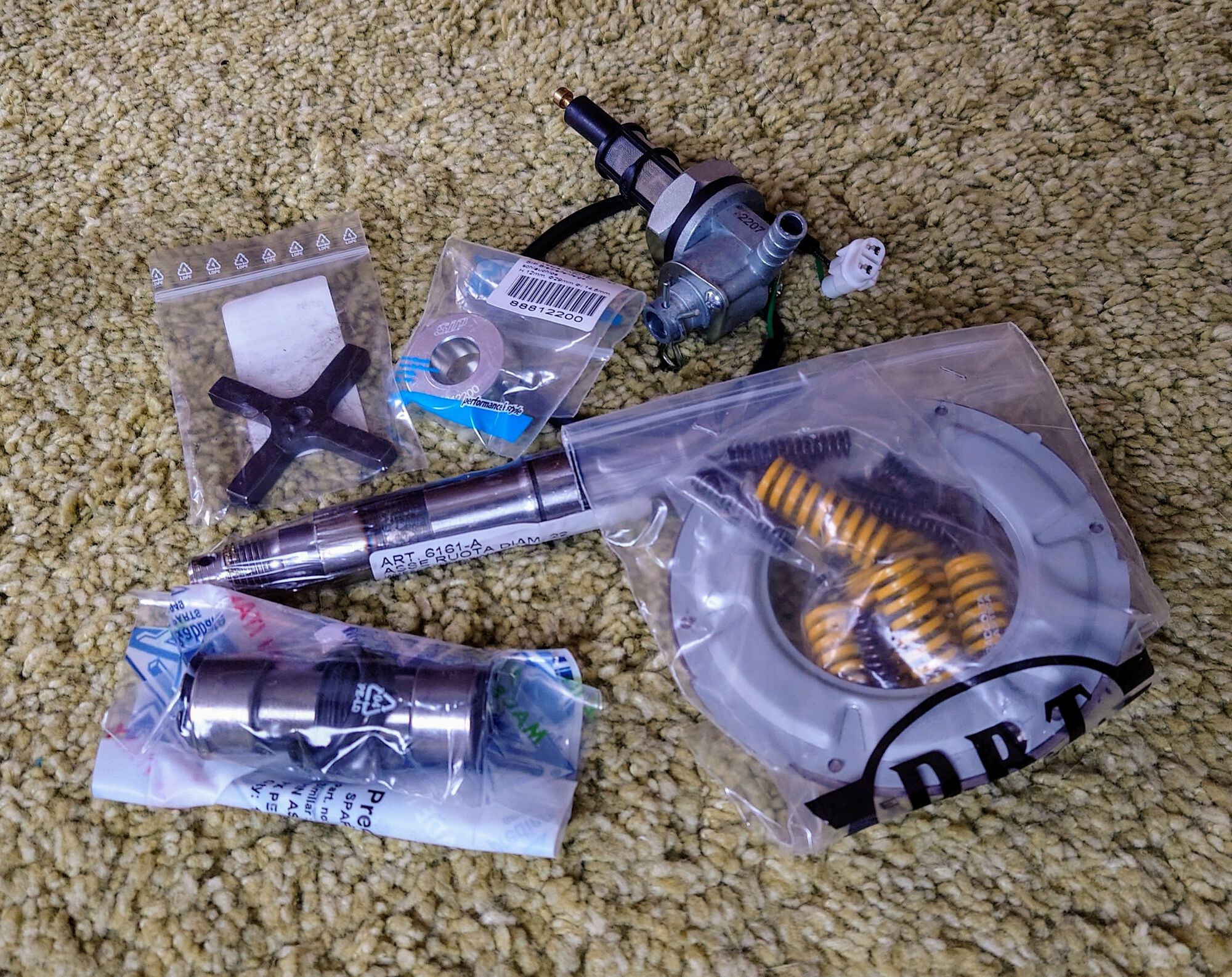 And some needed bits to further reduce the list of my scoot's no-go qualities. Curious to find out how fast fuel flowing is that SIP fast flow fuel tap. 😁