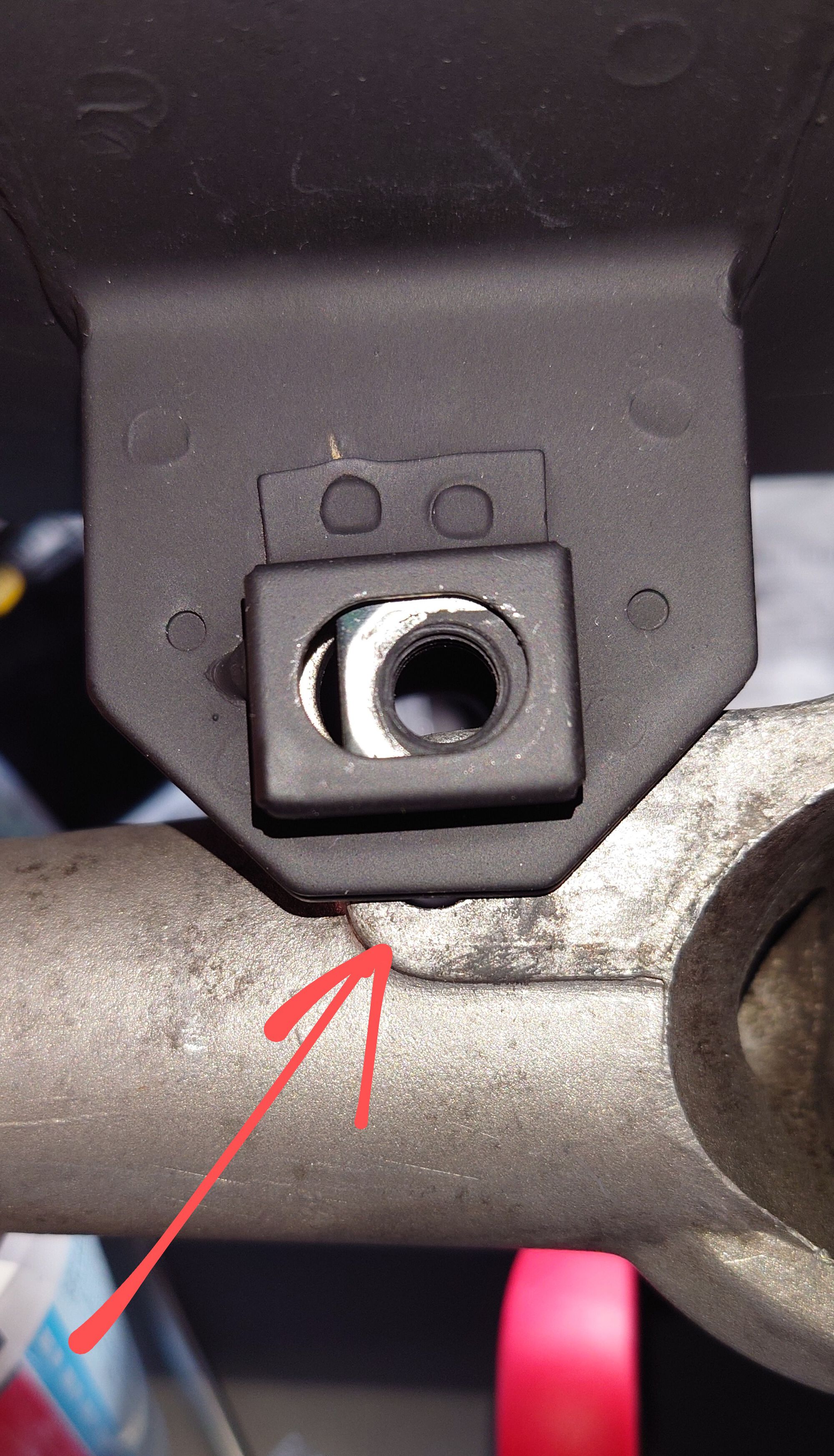 If I clock the cylinder to a claimed angle, then look at how far off it's the bracket hole 😂
Your can just see the corresponding block hole appearing underneath.
In this scenario, the can is not parallel with the swingarm, but at opposite angle.