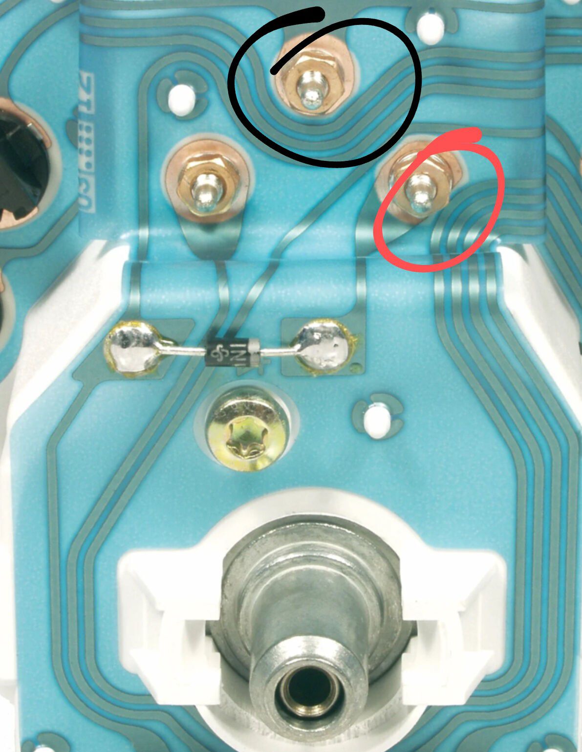 I can't tell exactly which connection is ground, I assumed the one marked in black, as it's branching. Make sure you measure against ground. 😁