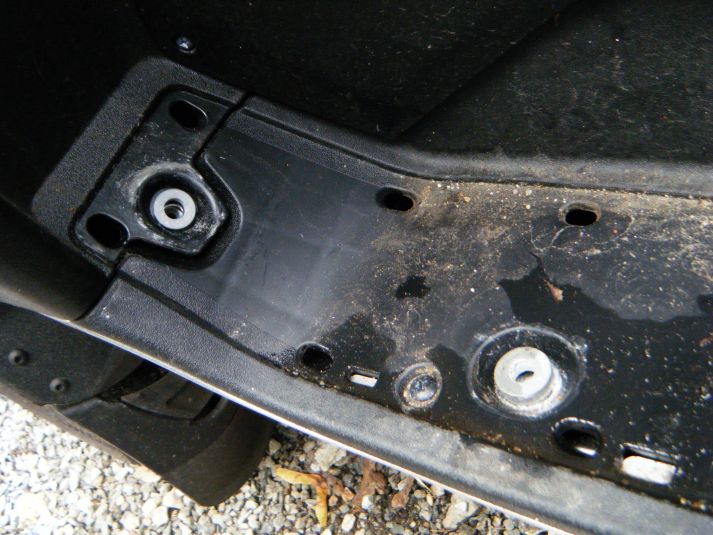 Spacers in their wells. 0.10" diamondplate goes on top of them, so a fender washer may be needed to substitute on a /250/400.