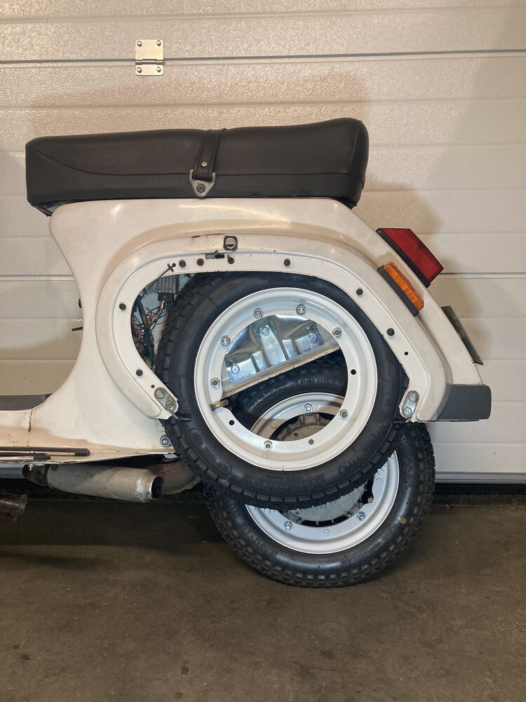 Put on spare wheel - original Piaggio rim and Heidenau K38 tyre.