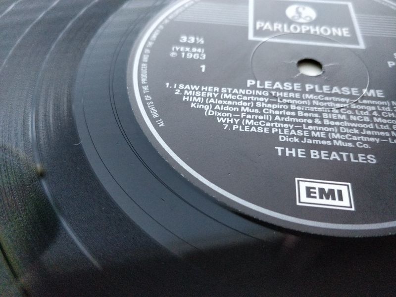 The most difficult to forge is the number printed into the vinyl disc. It's the series of letters and numbers at the end sector of a record, barely visiible in the left hand side of this pic.