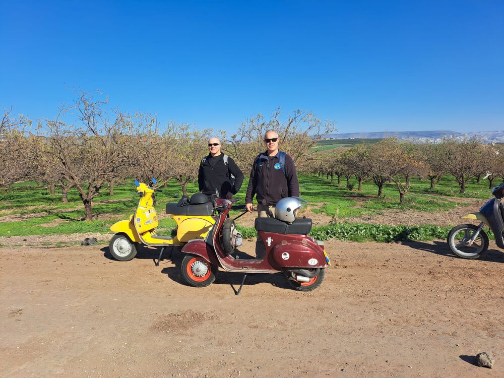 Modern Vespa : Trip to Israel and ride on a PX200