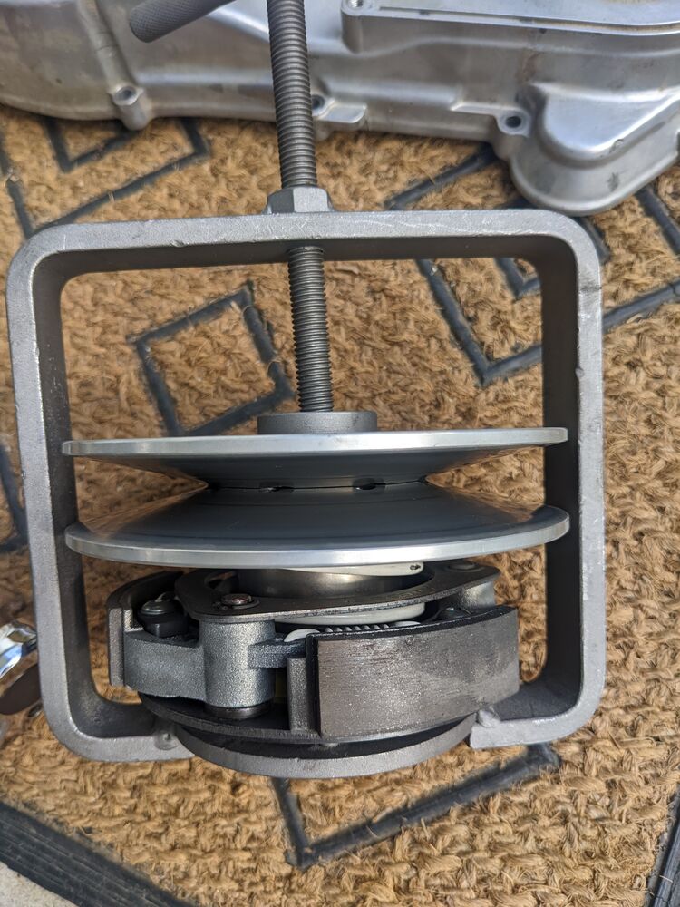 Modern Vespa Clutch compression tool for GTS