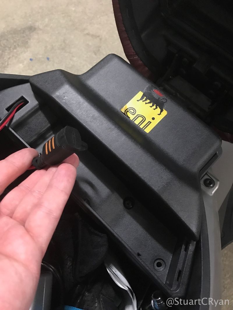 Modern Vespa Battery replacement Lead Acid to LiFePO4 (on Piaggio BV350)