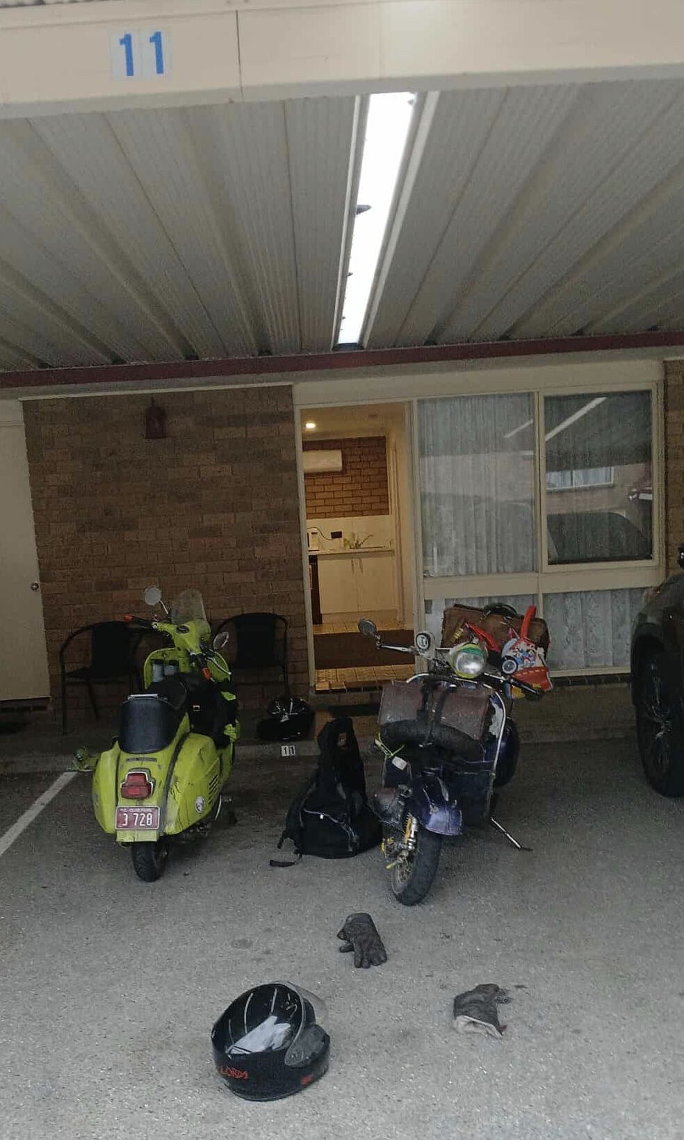 After many kms of riding and a few hours in the evening following a truck (which did wonders at collecting bugs) we arrived in Albury... ready for beer & pizza