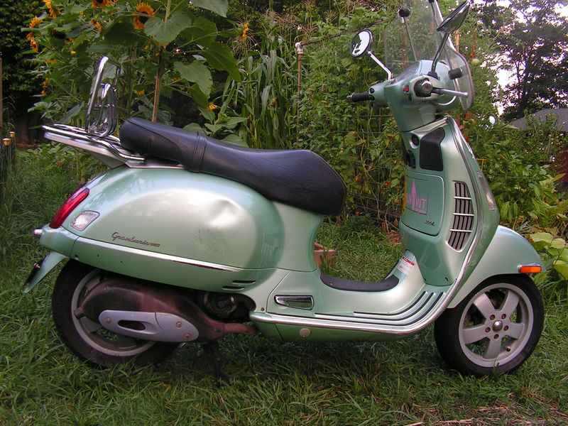 vespa studium製　made in gt Britain New Vespa Scooters for Sale London | Central Bikes | Finance