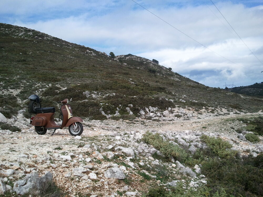 125cc, 20L carb, some kidney pipe up away from the rocks and 90/100 primaries w/ 3.50x10 tire