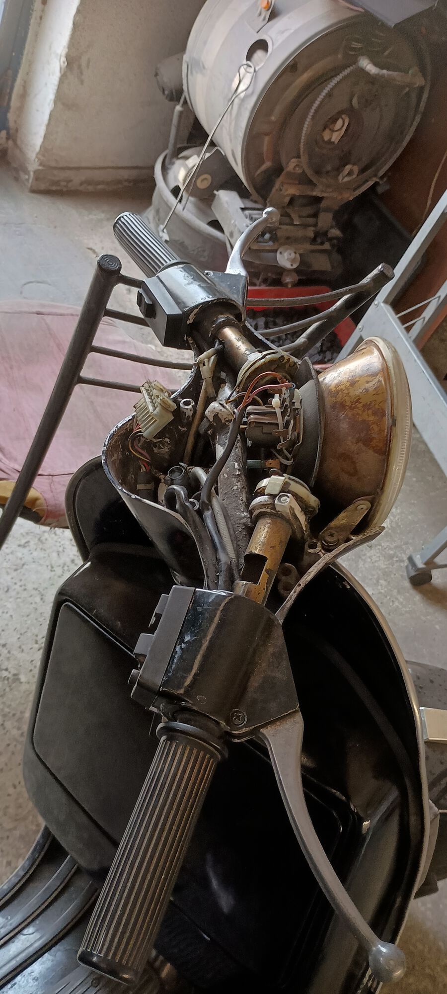 Clutch safety switch, where ARE you??? I think it must be buried inside at the end of that single wire going into the shift tube I've disconnected.here?