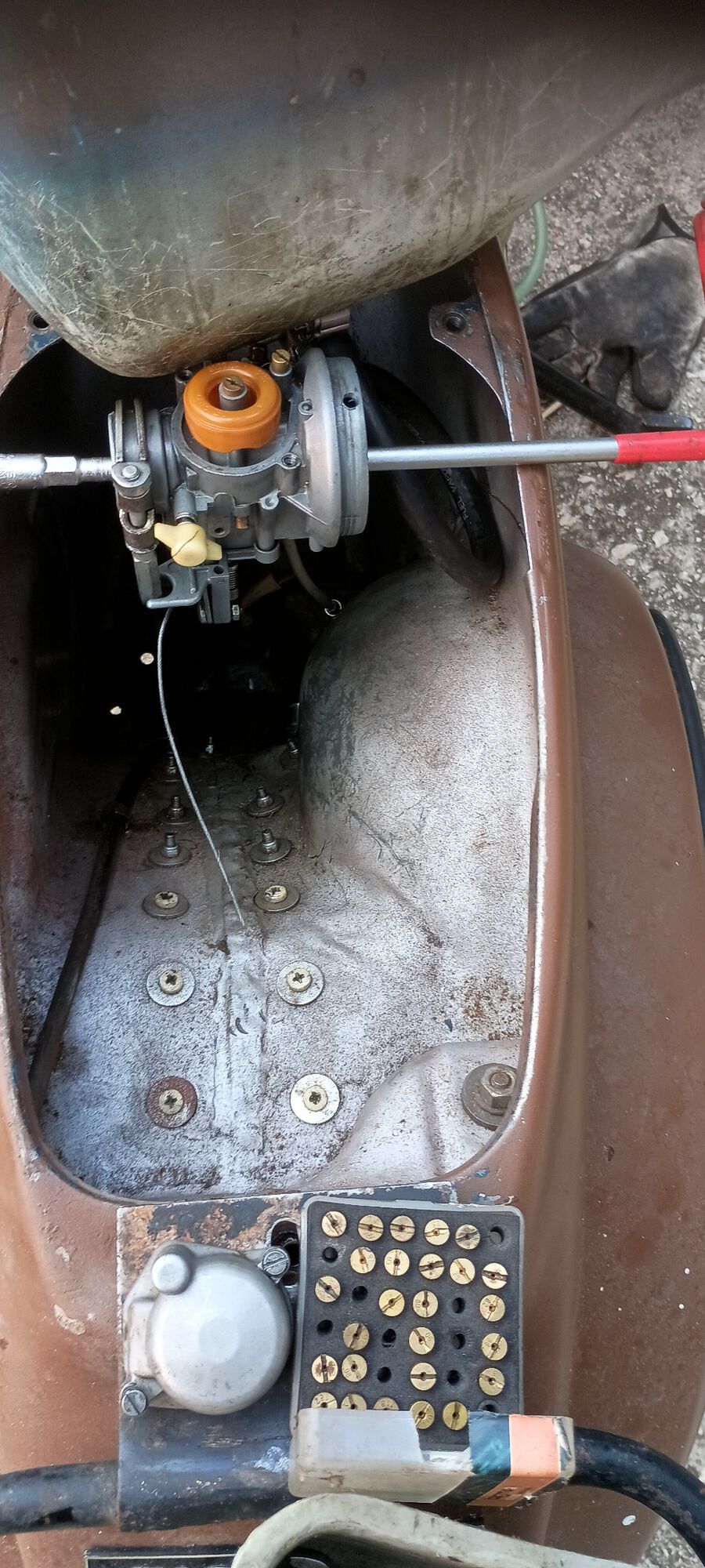 I'm getting pretty good at swapping jets, I can do it in maybe 5 minutes w/ gas tank and throttle cable still hooked up. but I leave out the tap handle while in testing mode and just use a screwdriver to close & open the tap.