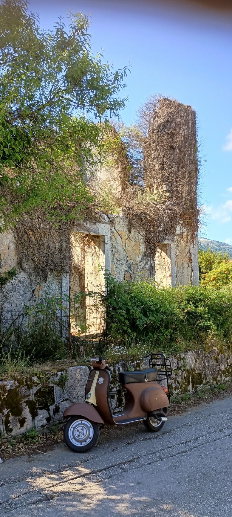 Halfway to the 'downtown' area there are the remains of a mansion and outbuildings built by a rich Venetian and destroyed in the massive earthquake in 1953.