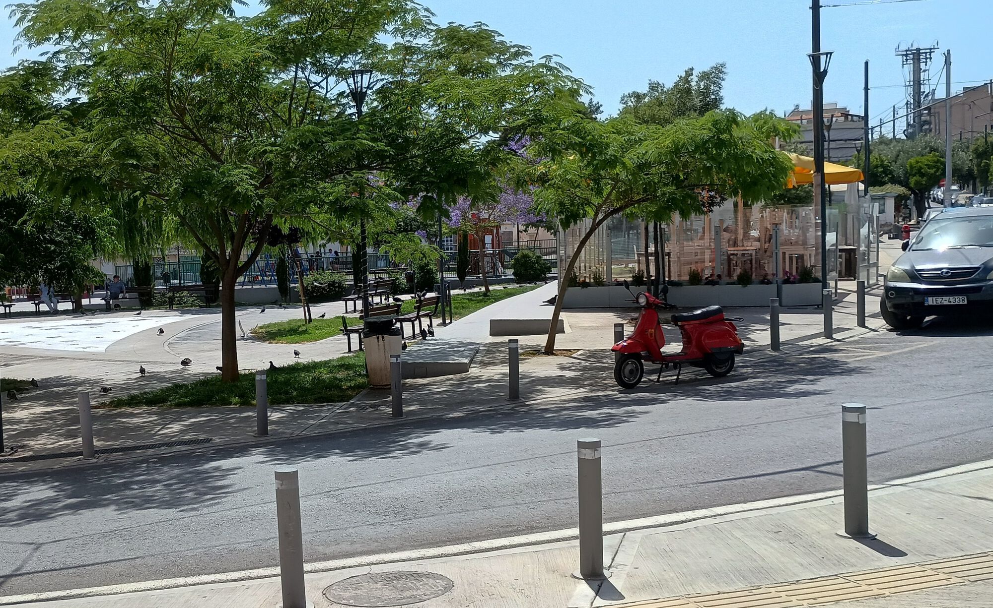 There's a nice shady covered food concession at the edge,  much appreciated when the sun is beating down