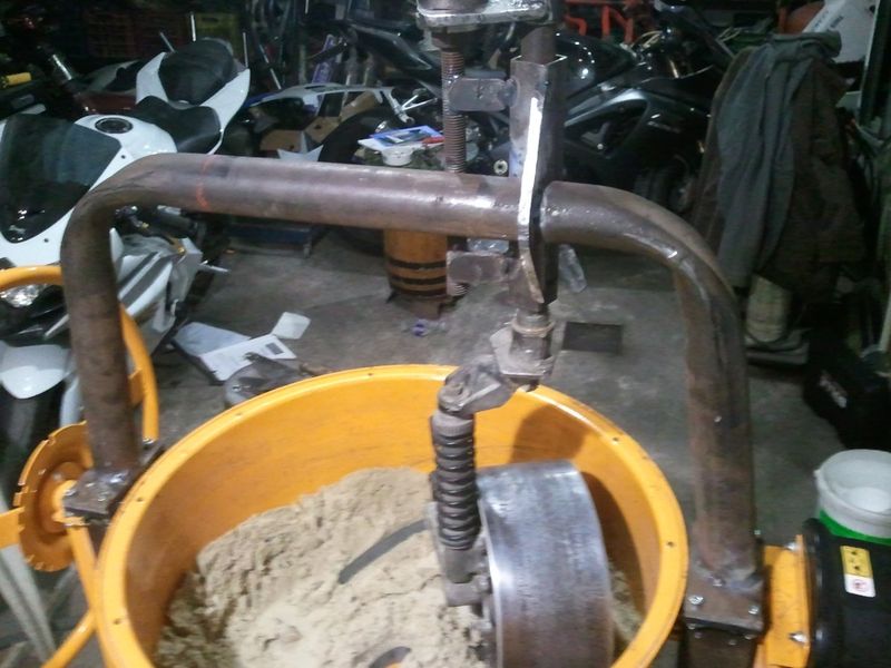 Tack welded for trials, very first run and it works pretty well.
2 Vespa big side rim halfs welded in a piece of big pipe make a cheap wheel.