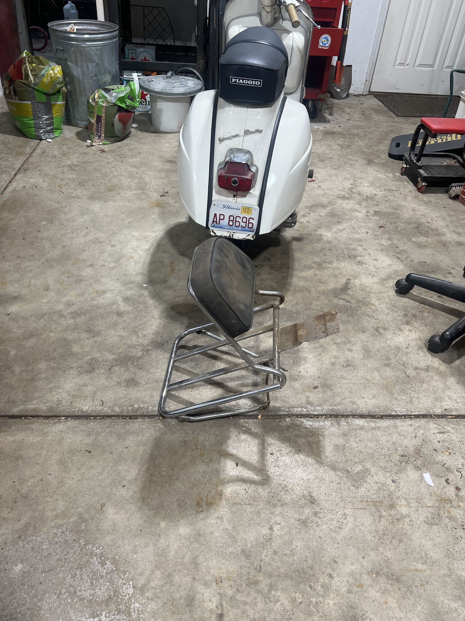 There is a decent looking  bbq rack that was on it.
