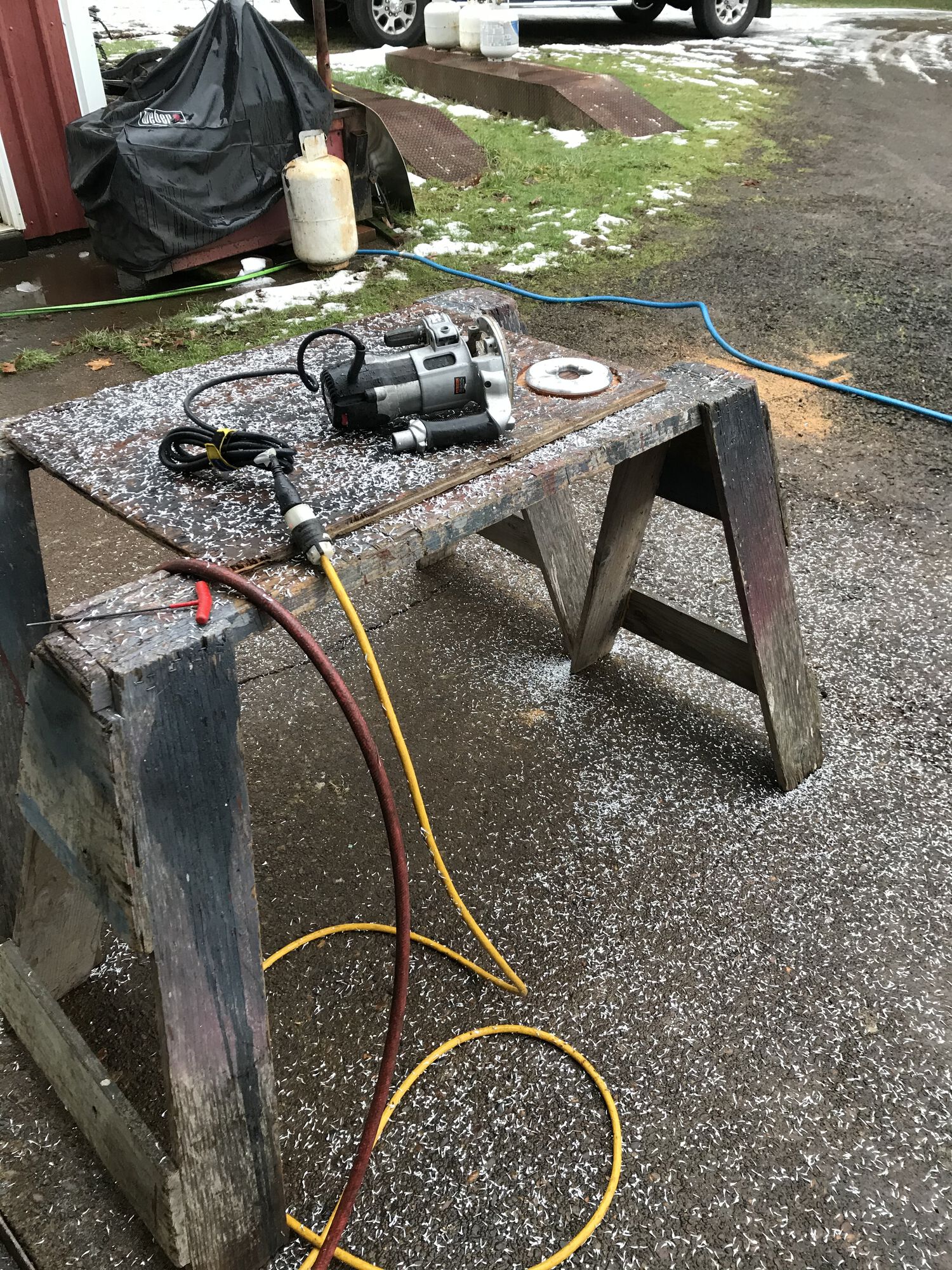 1/2" round over bit makes LOTS of aluminum flakes! Better make sure you're 1000% comfortable and confident when abusing a wood bit like this!