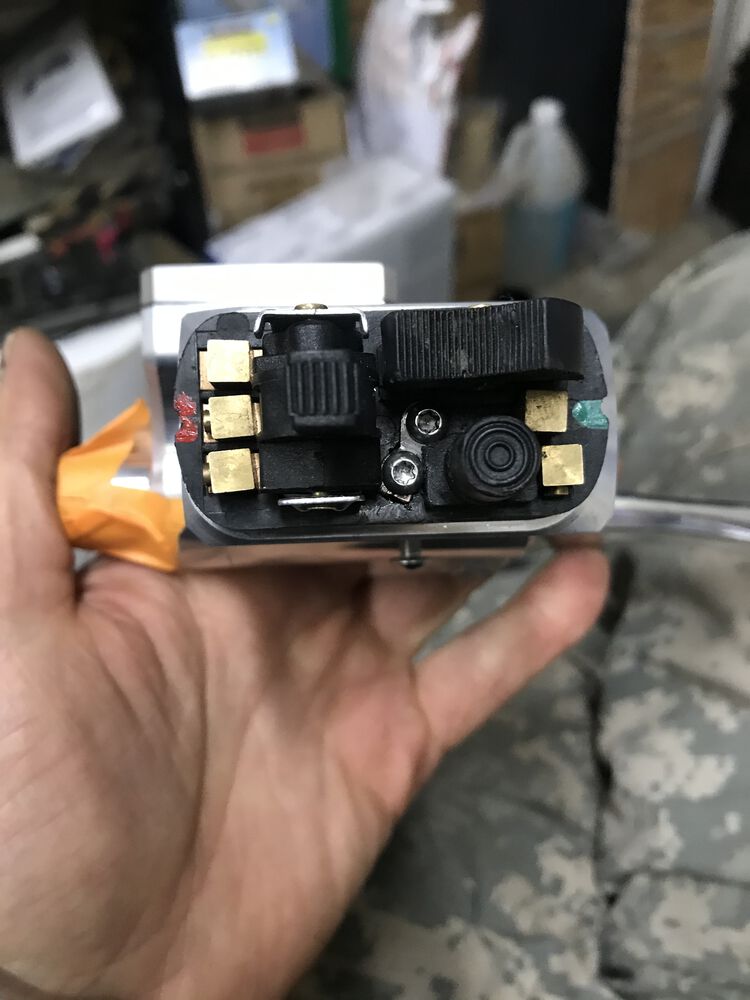 it's more clear in this pic how the grounding screw works