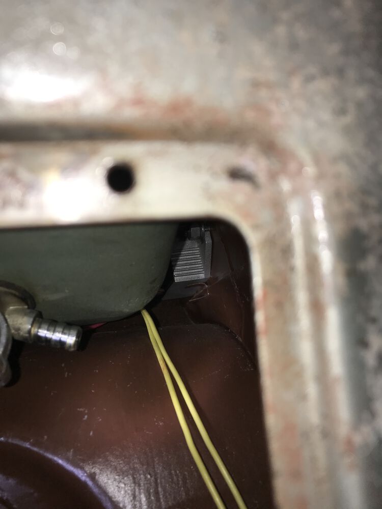 You can just barely see the regulator when the tank is installed