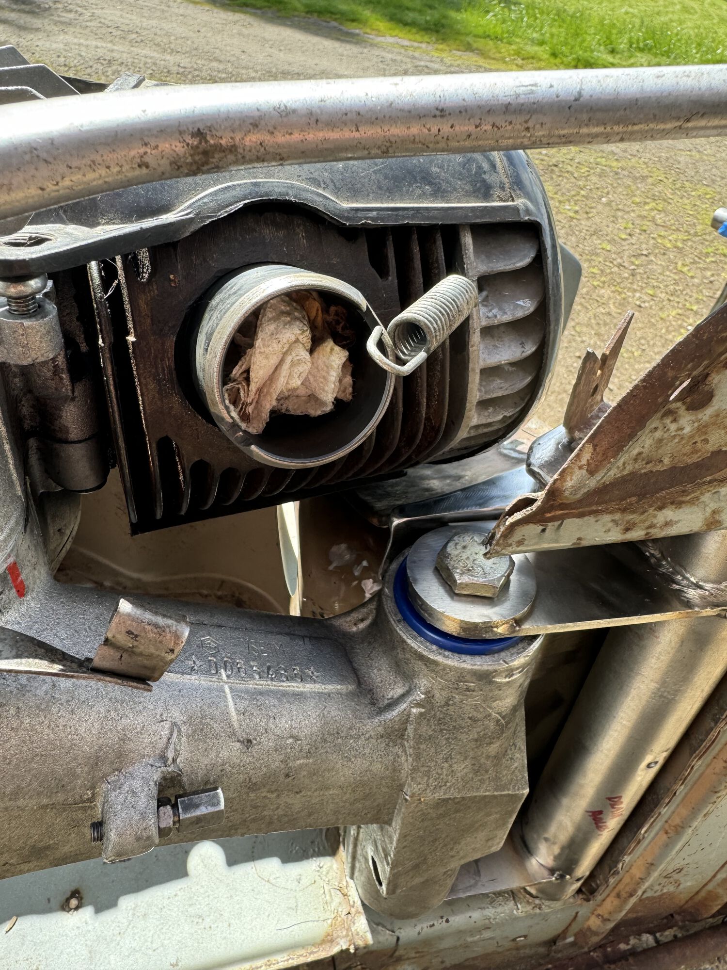 here i have all the required clearances to fit the engine during its full suspension travel.